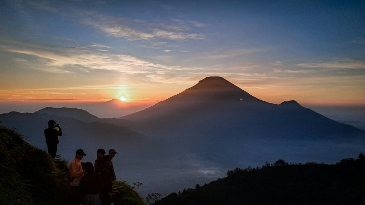 Blazing sky over Sikunir sunrise point