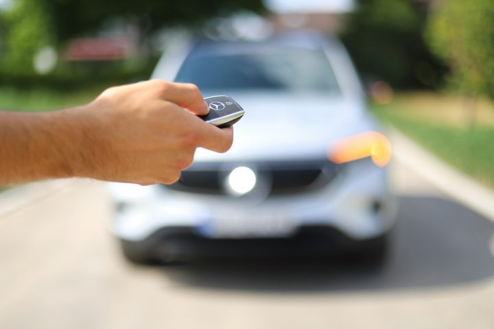 A hand holding a phone stockpack unsplash